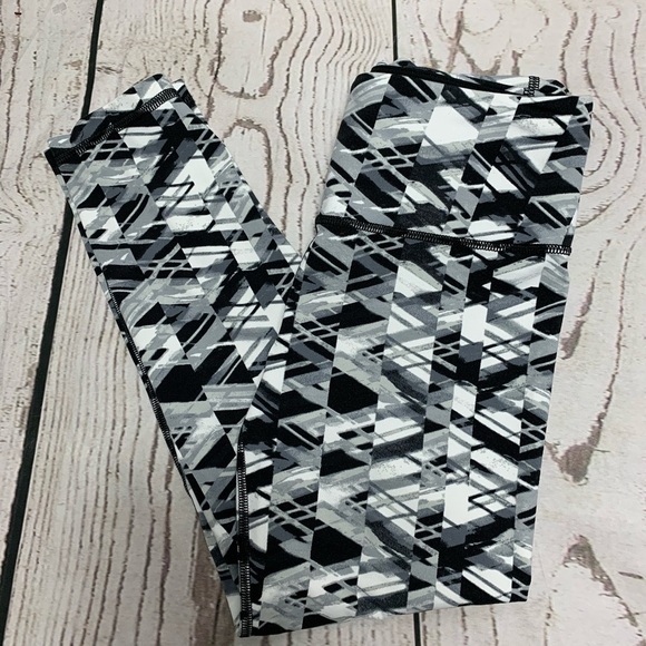 NWOT Victoria’s Secret Knockout Geometric Capris - Picture 5 of 6